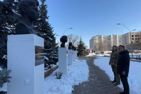 Член ЦК КПРФ, сенатор РФ Айрат Гибатдинов почтил память героев-молодогвардейцев