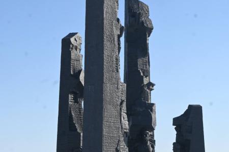 Член ЦК КПРФ, сенатор РФ Айрат Гибатдинов почтил память героев-молодогвардейцев