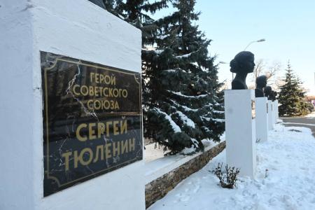 Член ЦК КПРФ, сенатор РФ Айрат Гибатдинов почтил память героев-молодогвардейцев
