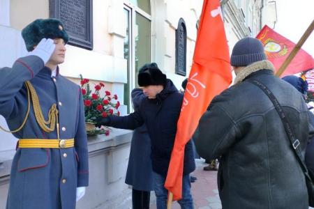 Коммунисты Забайкалья пронесли Знамёна Победы по центру краевой столицы в честь Дня Советской Армии и Военно-Морского Флота