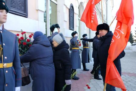 Коммунисты Забайкалья пронесли Знамёна Победы по центру краевой столицы в честь Дня Советской Армии и Военно-Морского Флота