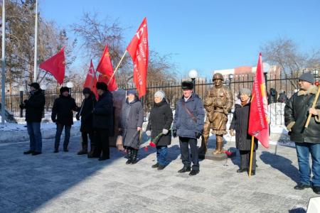 Коммунисты Забайкалья пронесли Знамёна Победы по центру краевой столицы в честь Дня Советской Армии и Военно-Морского Флота