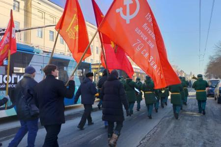 Коммунисты Забайкалья пронесли Знамёна Победы по центру краевой столицы в честь Дня Советской Армии и Военно-Морского Флота