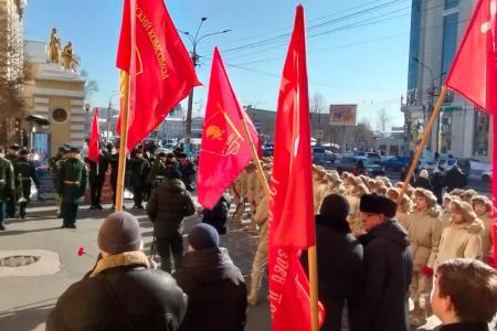 Коммунисты Забайкалья пронесли Знамёна Победы по центру краевой столицы в честь Дня Советской Армии и Военно-Морского Флота