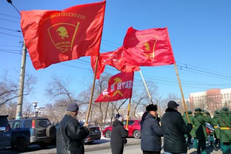 Коммунисты Забайкалья пронесли Знамёна Победы по центру краевой столицы в честь Дня Советской Армии и Военно-Морского Флота