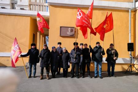 Коммунисты Забайкалья пронесли Знамёна Победы по центру краевой столицы в честь Дня Советской Армии и Военно-Морского Флота