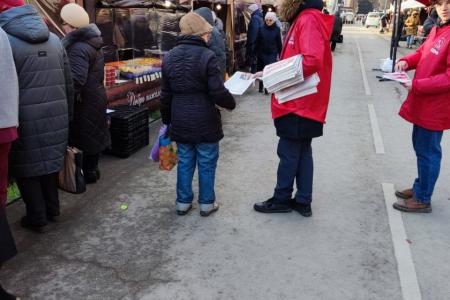 Секретарь ЦК КПРФ Владимир Исаков с калужскими коммунистами и комсомольцами дал старт всероссийскому народному референдуму КПРФ