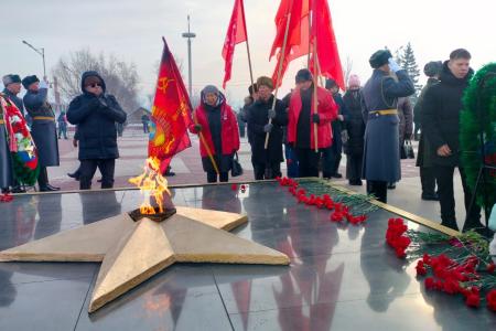 Коммунисты Забайкалья пронесли Знамёна Победы по центру краевой столицы в честь Дня Советской Армии и Военно-Морского Флота