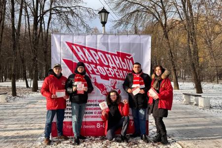 Секретарь ЦК КПРФ Владимир Исаков с калужскими коммунистами и комсомольцами дал старт всероссийскому народному референдуму КПРФ