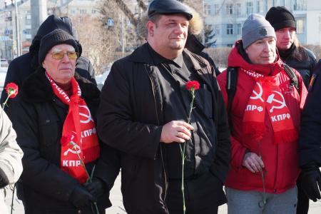 Свердловские коммунисты возложили цветы к Вечному огню в честь 107-й годовщины создания Рабоче-Крестьянской Красной Армии