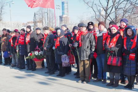 Свердловские коммунисты возложили цветы к Вечному огню в честь 107-й годовщины создания Рабоче-Крестьянской Красной Армии