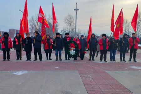 Коммунисты Забайкалья пронесли Знамёна Победы по центру краевой столицы в честь Дня Советской Армии и Военно-Морского Флота