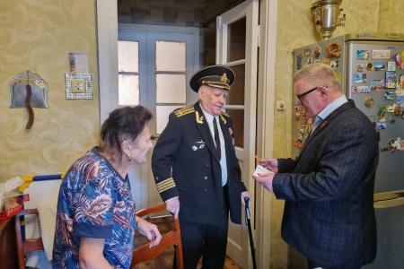 Московская область. Руководитель фракции КПРФ Александр Наумов поздравил с юбилеем Л.Г. Трундаеву - Бабушку Лину - волонтера Победы