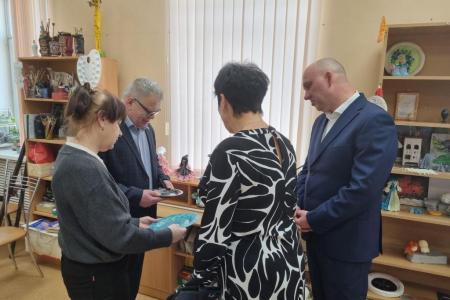 Руководитель фракции КПРФ в Мособлдуме Александр Наумов вручил награды волонтерам