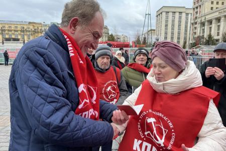 В день памяти о великом вожде Сталине подмосковные коммунисты провели прием в партию у стен Кремля