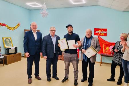 Московская область. Депутат КПРФ Александр Наумов наградил озерских волонтеров
