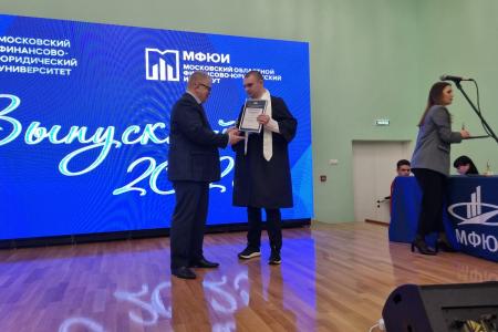 Руководитель фракции КПРФ в Мособлдуме Александр Наумов вручил дипломы и благодарности за волонтерство выпускникам в Ступино