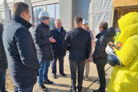 Руководитель фракции КПРФ в Мособлдуме Александр Наумов посетил школы-новостройки в Ленинском городском округе