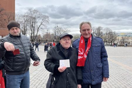 В день памяти о великом вожде Сталине подмосковные коммунисты провели прием в партию у стен Кремля