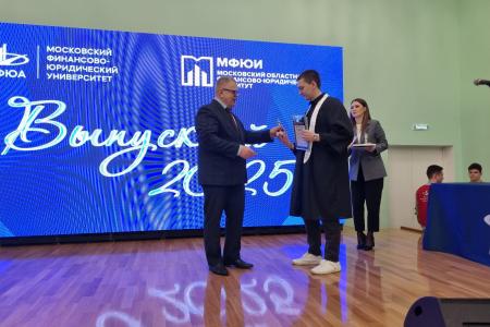 Руководитель фракции КПРФ в Мособлдуме Александр Наумов вручил дипломы и благодарности за волонтерство выпускникам в Ступино