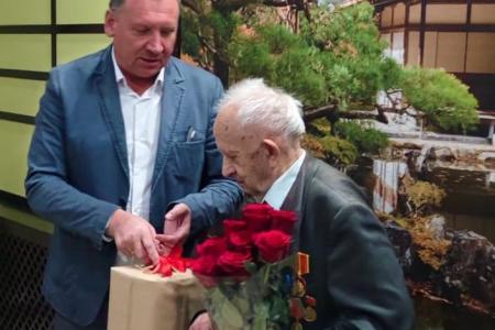Секретарь МК КПРФ, руководитель фракции КПРФ Александр Наумов поздравил представителя поколения «Дети войны» Виктора Трундаева с Юбилеем