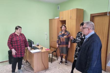 Руководитель фракции КПРФ в Мособлдуме Александр Наумов вручил награды волонтерам