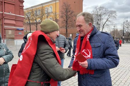 В день памяти о великом вожде Сталине подмосковные коммунисты провели прием в партию у стен Кремля
