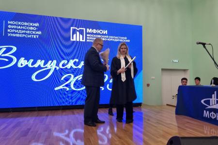 Руководитель фракции КПРФ в Мособлдуме Александр Наумов вручил дипломы и благодарности за волонтерство выпускникам в Ступино
