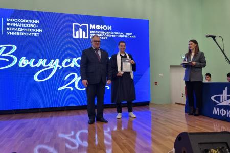 Руководитель фракции КПРФ в Мособлдуме Александр Наумов вручил дипломы и благодарности за волонтерство выпускникам в Ступино