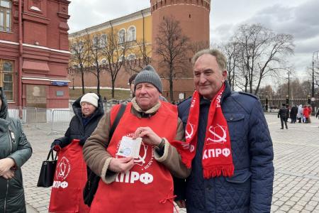 В день памяти о великом вожде Сталине подмосковные коммунисты провели прием в партию у стен Кремля