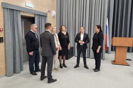 Руководитель фракции КПРФ в Мособлдуме Александр Наумов посетил школы-новостройки в Ленинском городском округе