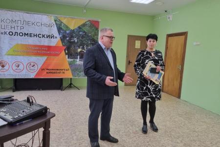 Руководитель фракции КПРФ в Мособлдуме Александр Наумов вручил награды волонтерам