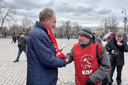 В день памяти о великом вожде Сталине подмосковные коммунисты провели прием в партию у стен Кремля