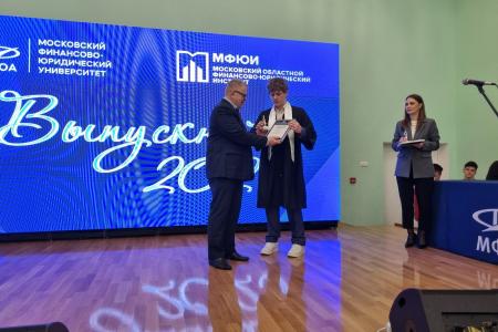 Руководитель фракции КПРФ в Мособлдуме Александр Наумов вручил дипломы и благодарности за волонтерство выпускникам в Ступино