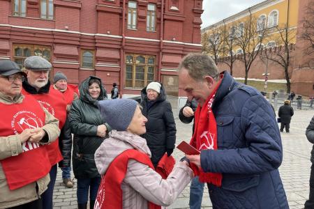 В день памяти о великом вожде Сталине подмосковные коммунисты провели прием в партию у стен Кремля