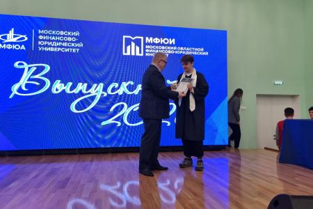 Руководитель фракции КПРФ в Мособлдуме Александр Наумов вручил дипломы и благодарности за волонтерство выпускникам в Ступино