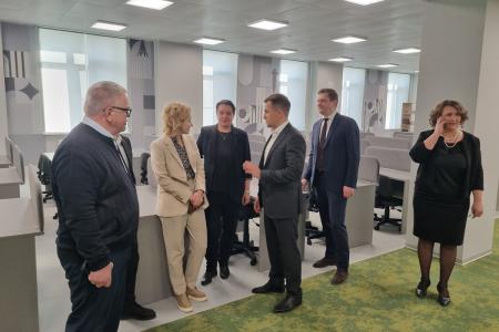 Руководитель фракции КПРФ в Мособлдуме Александр Наумов посетил школы-новостройки в Ленинском городском округе