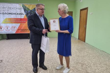 Руководитель фракции КПРФ в Мособлдуме Александр Наумов вручил награды волонтерам