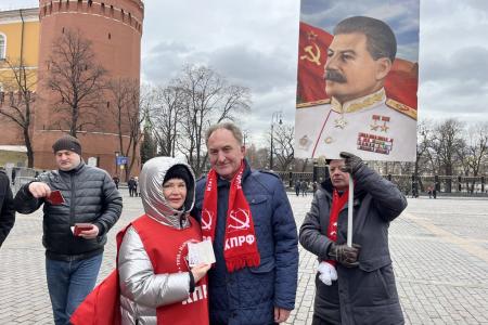 В день памяти о великом вожде Сталине подмосковные коммунисты провели прием в партию у стен Кремля