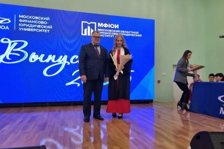 Руководитель фракции КПРФ в Мособлдуме Александр Наумов вручил дипломы и благодарности за волонтерство выпускникам в Ступино