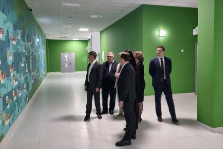 Руководитель фракции КПРФ в Мособлдуме Александр Наумов посетил школы-новостройки в Ленинском городском округе