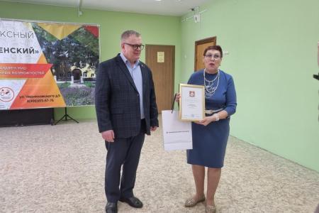 Руководитель фракции КПРФ в Мособлдуме Александр Наумов вручил награды волонтерам