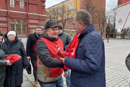 В день памяти о великом вожде Сталине подмосковные коммунисты провели прием в партию у стен Кремля