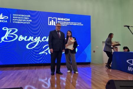 Руководитель фракции КПРФ в Мособлдуме Александр Наумов вручил дипломы и благодарности за волонтерство выпускникам в Ступино