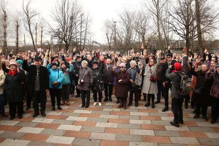 Денис Парфенов: Жители ЮВАО против строительства магистрали и за сохранение сквера Плющево!