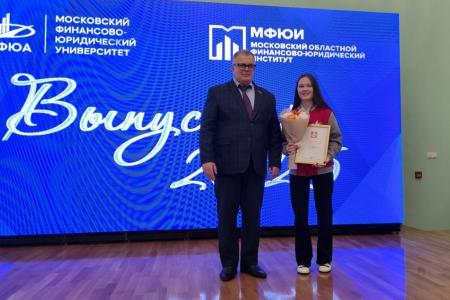 Руководитель фракции КПРФ в Мособлдуме Александр Наумов вручил дипломы и благодарности за волонтерство выпускникам в Ступино