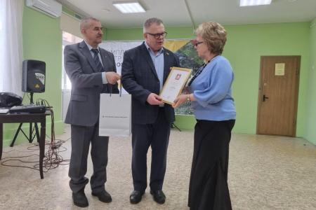 Руководитель фракции КПРФ в Мособлдуме Александр Наумов вручил награды волонтерам