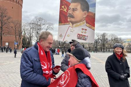 В день памяти о великом вожде Сталине подмосковные коммунисты провели прием в партию у стен Кремля