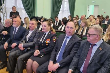 Руководитель фракции КПРФ в Мособлдуме Александр Наумов вручил дипломы и благодарности за волонтерство выпускникам в Ступино