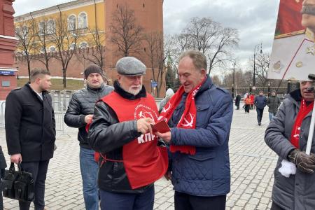 В день памяти о великом вожде Сталине подмосковные коммунисты провели прием в партию у стен Кремля